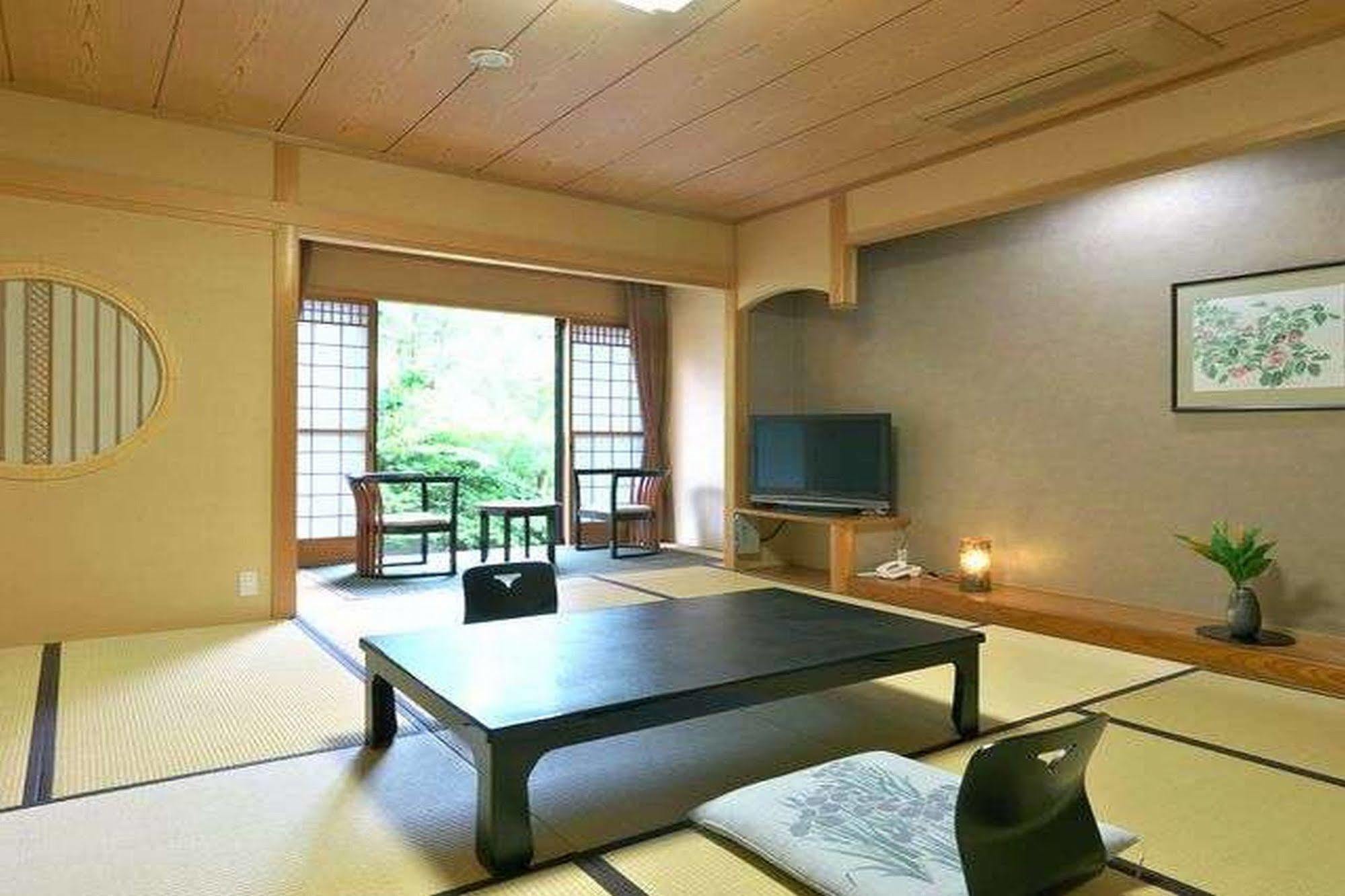 Yuraku Hotel Awara Buitenkant foto