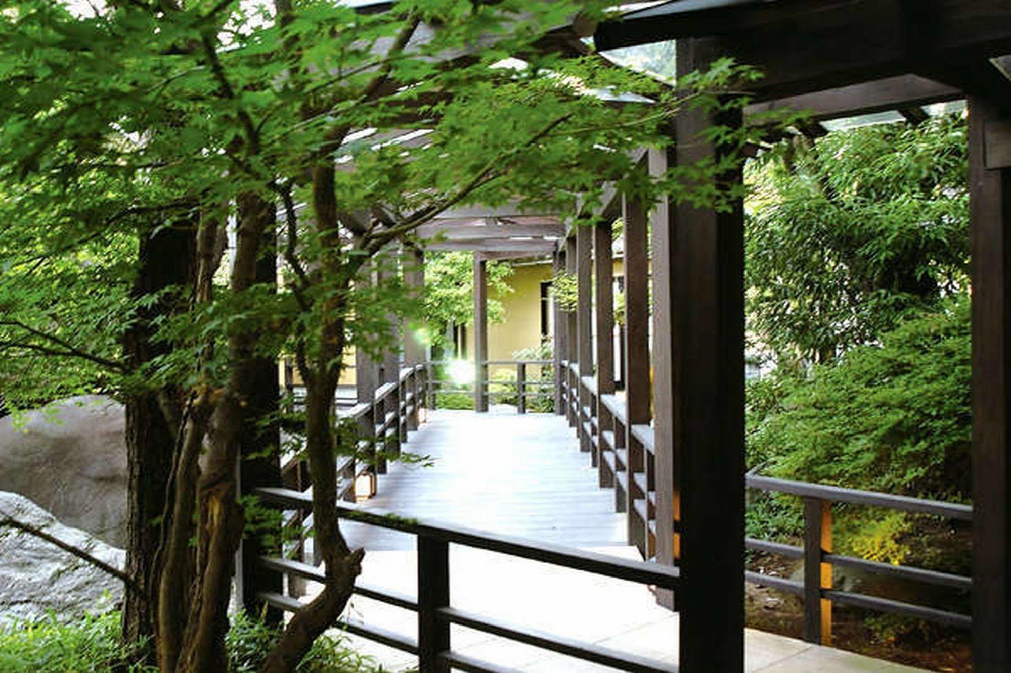 Yuraku Hotel Awara Buitenkant foto